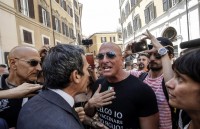 Italy: Người dân phản đối tiêm vaccine tấn công nghị sĩ