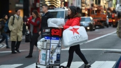 Người Mỹ tưng bừng mua sắm cuối năm