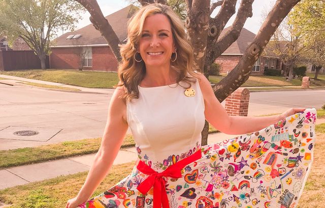Chiếc váy truyền cảm hứng của giáo viên người Mỹ nhờ họa tiết do học sinh tiểu học tự vẽ