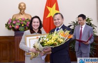 Trao bằng khen Bộ trưởng Ngoại giao cho cán bộ Văn phòng Trung ương Đảng
