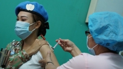 Bác sĩ mũ nồi xanh của bệnh viện dã chiến được tiêm vaccine ngừa Covid-19