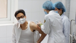 Phó Thủ tướng Vũ Đức Đam tiêm thử nghiệm mũi thứ 2 vaccine Covid-19 'made in Vietnam'
