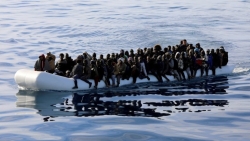 Phát hiện một con thuyền bị đắm cùng với 10 thi thể ngoài khơi Libya