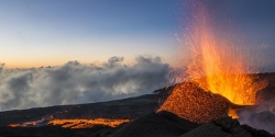 Pháp: Hai vận động viên thiệt mạng khi đi qua gần miệng núi lửa phun trào ở đảo Reunion