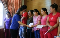 Đoàn thanh niên Bộ Ngoại giao trao quà cho bệnh nhân nhi tại Bệnh viện Nhi Trung ương