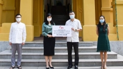 Trung tâm Biên-phiên dịch Quốc gia trao đóng góp cho Chương trình Học bổng Khuyến học Nguyễn Cơ Thạch