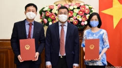 Thứ trưởng Ngoại giao Nguyễn Minh Vũ trao quyết định điều động cán bộ cấp Vụ