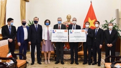 Việt Nam tiếp nhận 1,5 triệu liều vaccine Covid-19 do Pháp và Italy tài trợ
