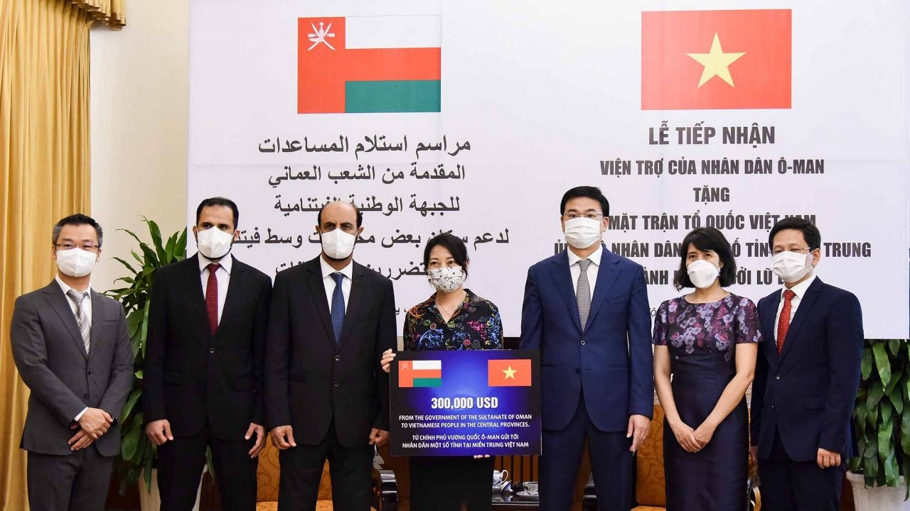 Oman ủng hộ 300.000 USD giúp đỡ nhân dân một số tỉnh miền Trung Việt Nam bị ảnh hưởng lũ lụt