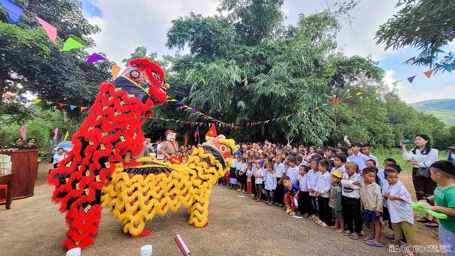 Tết Trung thu ý nghĩa nơi biên giới Việt-Lào dành cho gần 800 thiếu nhi