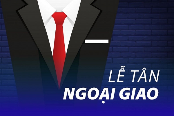 Yêu cầu chính trị và nghiệp vụ đối với một cán bộ lễ tân là gì?