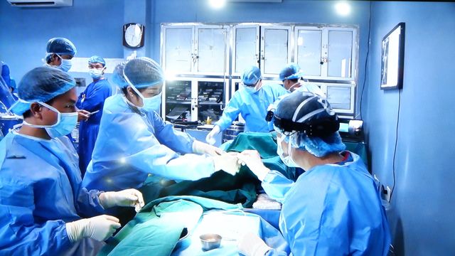 Hành trình 2 năm chuẩn bị và 100 y, bác sĩ cho ca ghép ruột đầu tiên tại Việt Nam