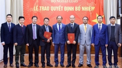 Thứ trưởng Nguyễn Quốc Dũng trao quyết định điều động, phân công 2 cán bộ lãnh đạo, quản lý