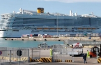 Hai khách nghi nhiễm virus corona, cả du thuyền 7000 người bị cách ly giữa biển