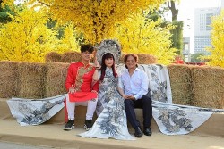 Hiền Mai diện trang phục Rồng Đông Phương nặng 25 kg cùng dàn nghệ sỹ 'tạo dáng' tại Lễ hội Tết Việt
