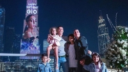 UAE: Ronaldo tạo bất ngờ, in hình bạn gái, thắp sáng tòa tháp cao nhất thế giới