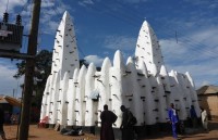 Nhà thờ Hồi giáo làm từ bùn và cây cọ ở châu Phi