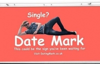 Dựng bảng quảng cáo trên đường, 'thánh độc thân' quyết tìm bạn gái
