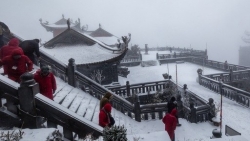 Du khách đổ về đỉnh Fansipan ngắm cảnh tuyết rơi như trời Âu