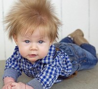 Cậu bé 5 tháng tuổi sở hữu mái tóc ‘điện giật’ bẩm sinh