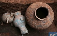 Trung Quốc: Khai quật ấm đồng đựng rượu hơn 2.000 năm tuổi