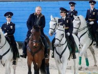 Tổng thống Putin cưỡi ngựa cùng các “bông hồng thép” nước Nga