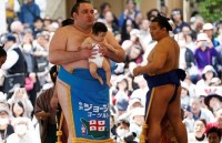 Người hâm mộ bị “hạ gục” trước các siêu võ sĩ Sumo Nhật Bản