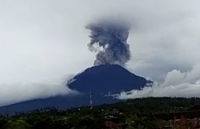 Núi lửa Agung trên "đảo du lịch thiên đường" Indonesia phun trào cột tro bụi cao 2.000m