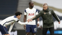Man Utd 3-1 Tottenham: Tâm điểm những ý kiến giữa HLV Solskjaer và Mourinho về màn 'ăn vạ' của Son Heung Min