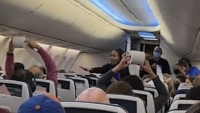 Chuyến bay chậm cất cánh, hành khách chơi trò đua cùng cuộn giấy vệ sinh