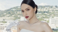 Hoa hậu Hương Giang diện đầm trắng muốt, thần thái quyến rũ tới LHP Cannes 2022