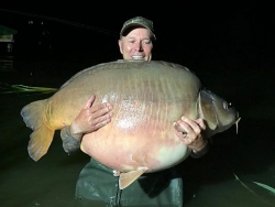 Bắt được con cá khổng lồ thuộc họ cá chép nặng 51 kg
