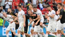 EURO 2021: Hai cặp đấu đầu tiên tứ kết; chấn thương của De Bruyne và Hazard