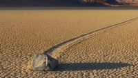 Mỹ: Bí ẩn những tảng đá tự di chuyển dười lòng hồ khô cạn ở thung lũng Chết