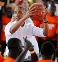 Cựu Tổng thống Mỹ Obama vui vẻ về thăm quê hương Kenya