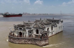 Trung Quốc: Chùa Quan Âm 700 năm tuổi nổi giữa sông Trường Giang bất chấp lũ lớn