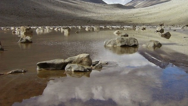 Hồ nước duy nhất hành tinh không thể đóng băng dù trời lạnh -50 độ C