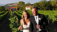 Cựu vô địch Tour de France Lance Armstrong và bạn gái rạng rỡ trong đám cưới tại Pháp