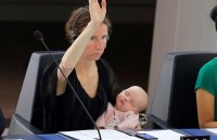 Các nữ nghị sĩ chăm con nhỏ giữa Nghị viện châu Âu và Liên hợp quốc