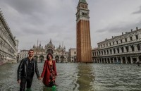 Du khách trải nghiệm cảnh Venice ngập sâu trong nước biển
