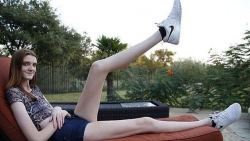 Cô gái sở hữu đôi chân dài nhất thế giới 'tủi thân' vì chưa từng được mời khiêu vũ