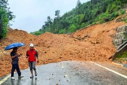 Dự báo thời tiết đêm nay và ngày mai (12-13/11): Bắc Bộ, Bắc Trung Bộ đêm và sáng trời rét; Nam Trung Bộ có nơi mưa rất to; Nam Bộ mưa to cục bộ