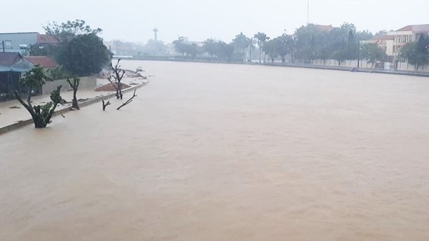 Dự báo thời tiết đêm nay và ngày mai (13-14/11): Bắc Bộ rét về đêm và sáng sớm; Nam Trung Bộ có nơi mưa rất to; Tây Nguyên, Nam Bộ chiều tối mưa dông