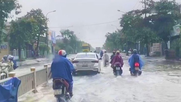 Dự báo thời tiết đêm nay và ngày mai (14-15/11): Bắc Bộ lạnh về đêm và sáng; Nam Trung Bộ có nơi mưa rất to; Tây Nguyên, Nam Bộ mưa dông vài nơi