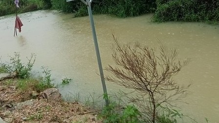 Dự báo thời tiết đêm nay và ngày mai (17-18/11): Bắc Bộ đêm và sáng trời rét; Trung Bộ mưa to đến rất to; Nam Bộ chiều, tối mưa dông rải rác