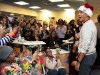Ông Obama đóng vai ông già Noel, thăm bệnh viện nhi ở Washington
