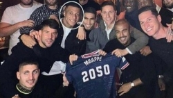 Đồng đội tặng áo gia hạn PSG đến năm 2050 mừng Kylian Mbappe đón tuổi mới