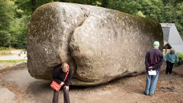 Nếu biết cách, con người có thể đẩy được tảng đá khổng lồ nặng 137 tấn