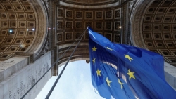 Pháp tháo cờ EU khỏi Khải hoàn môn sau chỉ trích 'xóa bỏ' bản sắc đất nước?