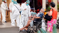 Covid-19 'tàn phá' Indonesia: Được đến bệnh viện là 'ước mơ', bình oxy quý hơn tiền bạc